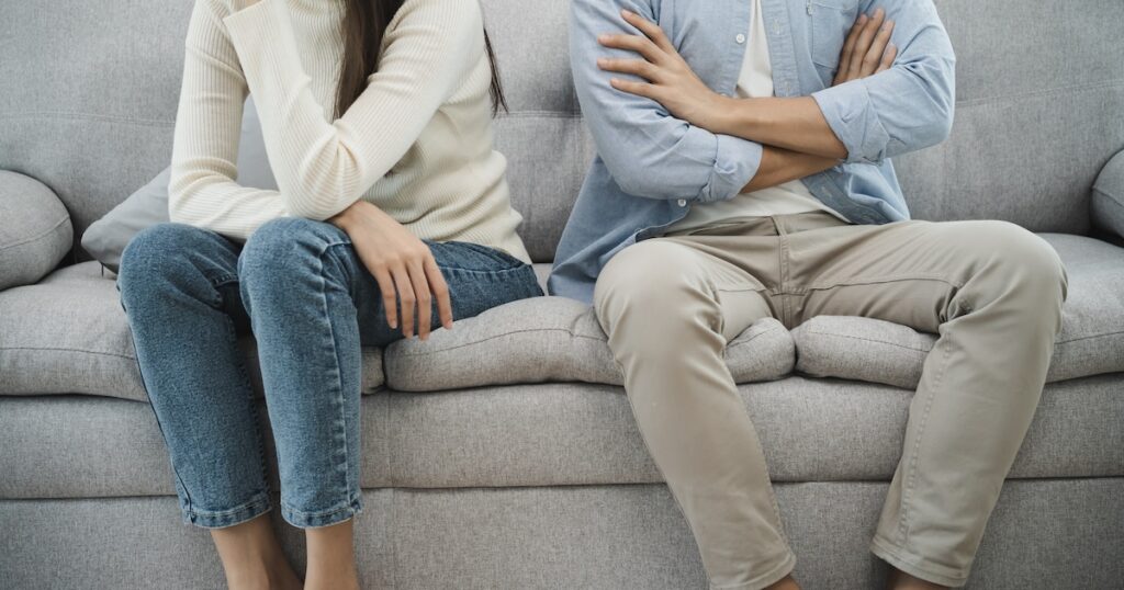 Pourquoi certains se taisent toujours : vérité psychologique