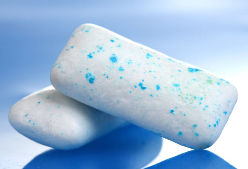 Les chewing-gums libèrent des milliers de microplastiques dans votre bouche